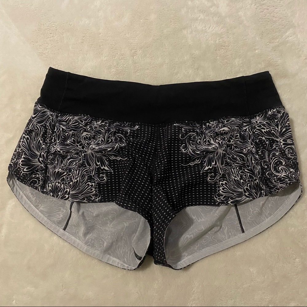 Lululemon Lace Print 2.5 inch Inseam Speed Up Shorts